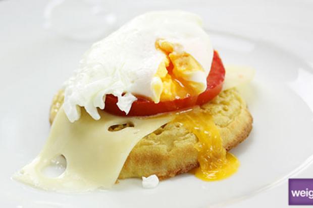 Crumpet with Poached Egg, Cheese & Tomato